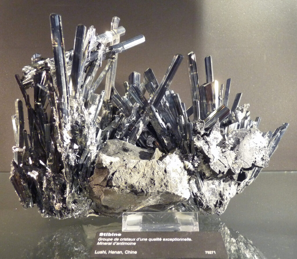 Antimonium crudum_Sulfure noir d'antimoine Sb2S3_Musée de Lausanne_Formationhomeo.com